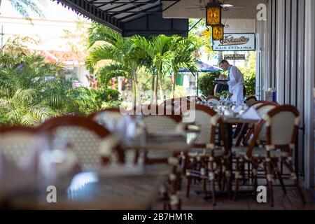 Restaurants im St. Armands Circle auf Lido Key in Sarasota, Florida, beginnen, die Auswirkungen von COVID-19 zu sehen, während sich die Verkäufe verlangsamen. Stockfoto