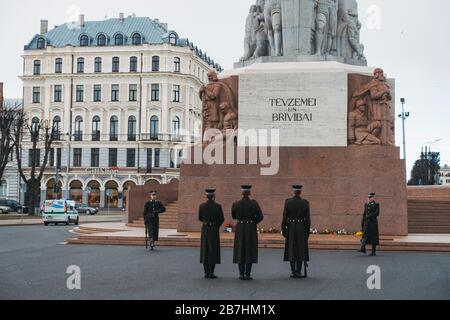 Wachwechsel am Freiheitsdenkmal zum Gedenken an die verstorbenen Letten, die für ihre Unabhängigkeit kämpfen. Es heißt "für Vaterland und Freiheit" Stockfoto