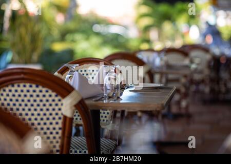 Restaurants im St. Armands Circle auf Lido Key in Sarasota, Florida, beginnen, die Auswirkungen von COVID-19 zu sehen, während sich die Verkäufe verlangsamen. Stockfoto