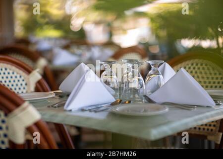 Restaurants im St. Armands Circle auf Lido Key in Sarasota, Florida, beginnen, die Auswirkungen von COVID-19 zu sehen, während sich die Verkäufe verlangsamen. Stockfoto