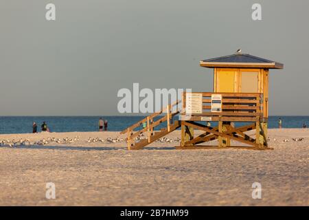 Eine geschlossene Rettungsstation am Lido Beach in Sarasota Florida, USA. Stockfoto