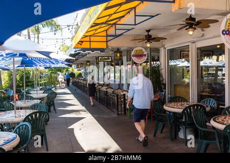 Restaurants im St. Armands Circle auf Lido Key in Sarasota, Florida, beginnen, die Auswirkungen von COVID-19 zu sehen, während sich die Verkäufe verlangsamen. Stockfoto