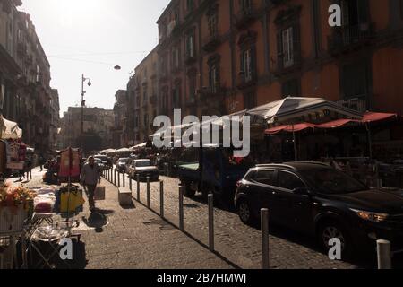 Ein Straßenmarkt im Stadtzentrum von Neapel, Italien. Stockfoto