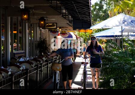 Freunde gehen an leeren Restaurants im St. Armands Circle vorbei. Stockfoto