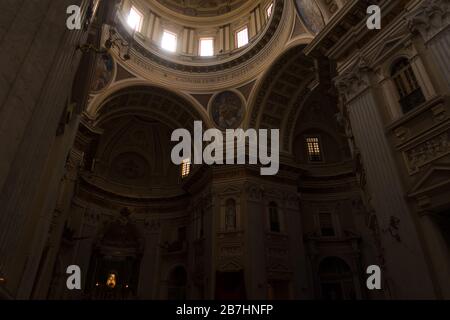 Ein allgemeiner Blick auf das Innere der Kirche "Basilica dell'Incoronata Madre del Buon Consiglio" in der Nähe der Katakomben von San Gennaro in Neapel, Italien Stockfoto