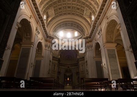 Ein allgemeiner Blick auf das Innere der Kirche "Basilica dell'Incoronata Madre del Buon Consiglio" in der Nähe der Katakomben von San Gennaro in Neapel, Italien Stockfoto