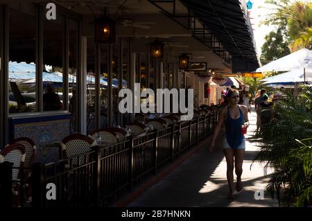 Vorbei an leeren Restaurants in ST. Armands Circle in Lido Key, Sarasota Florida während der COVID-19-Pandemie Stockfoto