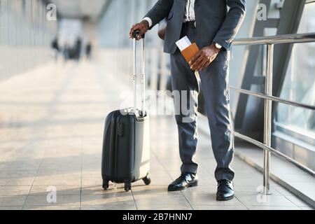Unerkennbarer Unternehmer, Der Passport Und Flugtickets Auf Dem Flughafen Hält Stockfoto