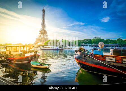 Eiffel Tour über Seineufer Stockfoto