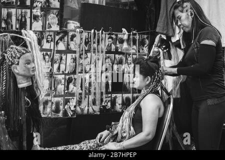 Thanon Khao San, Bangkok, Thailand - 17. Januar 2020: thailändischer Friseur macht und febt Haare in Schnurrbläschen oder Schnurrfrisuren für asiaten Stockfoto