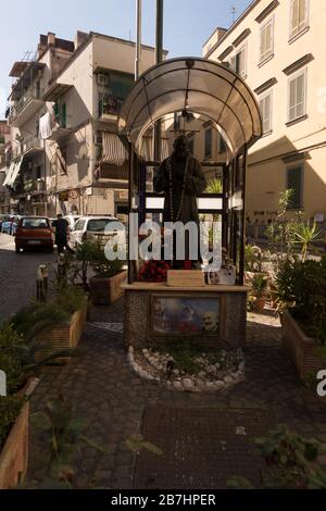 Ein Schrein von Padre Pio da Pietralcina gesehen in einer Straße von Neapel, Italien Stockfoto