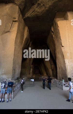 Der Eingang zum Friedhof von Fontanelle in Neapel, Italien. Stockfoto