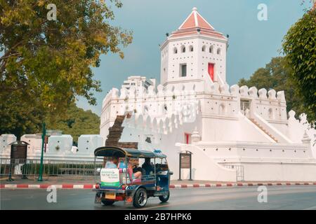 Phra Sumen Fort, Bangkok, Thailand - July 29, 2020 : Touristen genießen Reisen rund um Phra Sumen Fort in Bangrumpoo in der Nähe Khao San Straße durch lokale Tuk Tuk. Stockfoto