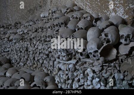 Auf dem Friedhof der Fontanelle in Neapel, Italien, stapelten sich Knochen und Schädel Stockfoto