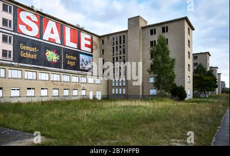 Ein Plakat an einem der Gebäude alter Stärke durch Freudenbauten in Prora auf der Insel Rügen zeigt die Worte VERKAUF, GEMUETLICHKEIT (cosi Stockfoto
