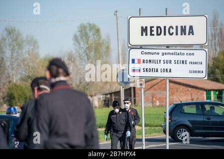 Bologna, Italien. März 2020. Von Mitternacht bis Mitternacht wurde die Stadt Medicina nach der Infektion und dem Tod zur roten Zone für die Verbreitung von Coronavirus. Am Eingang des Landes halten die italienische Armee, Carabinieri und die Strafverfolgungsbehörden alle Menschen zu Fuß oder mit dem Auto auf. Ein- und Ausstieg ist verboten. (Michele Lapini/Fotogramma, Bologna - 2020-03-16) p.s. la foto e' utilizzabile nel rispetto del contesto in cui e' stata scattata, e senza intento diffamatorio del decoro delle person rappresentate Credit: Independent Photo Agency Srl/Alamy Live News Stockfoto