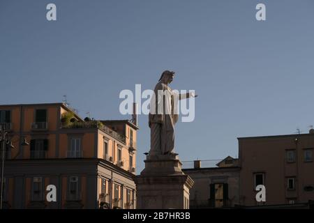Eine Statue von Dante Alighieri steht auf der Piazza Dante im Stadtzentrum von Neapel Stockfoto