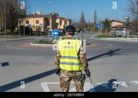 BOLOGNA. 16.03.2020. Von Mitternacht bis Mitternacht wurde die Stadt Medicina nach der Infektion und dem Tod zur roten Zone für die Verbreitung von Coronavirus. Am Eingang des Landes halten die italienische Armee, Carabinieri und die Strafverfolgungsbehörden alle Menschen zu Fuß oder mit dem Auto auf. Ein- und Ausstieg ist verboten. (Michele Lapini/Fotogramma, Bologna - 2020-03-16) p.s. la foto e' utilizzabile nel rispetto del contesto in cui e' stata scattata, e senza intento diffamatorio del decoro delle person rappresentate Stockfoto