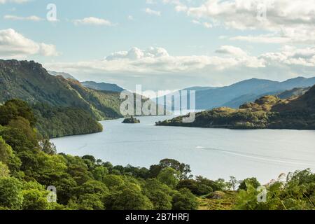 Blick nach Süden hinunter Loch Lomond zur Insel gelobe ich von Ardleish, Highlands, Schottland, Großbritannien Stockfoto