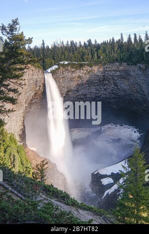 Helmcken Falls ist ein 141 m hoher Wasserfall am Murtle River innerhalb des Wells Gray Provincial Park in British Columbia, Kanada Stockfoto