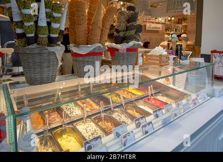FLORENZ ITALIEN GELATI ITALIENISCHE EISCREME VON VIELEN SORTEN ZUM VERKAUF Stockfoto