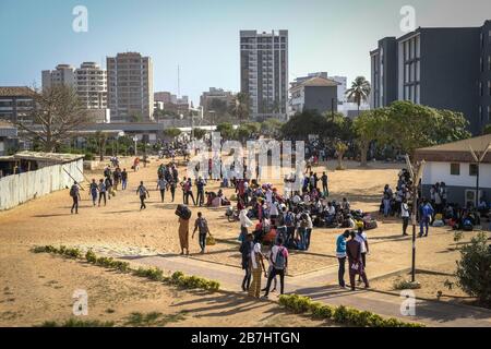 Dakar, Senegal. März 2020. (200316) -- DAKAR, 16. März 2020 (Xinhua) -- Foto vom 16. März 2020 zeigt, dass Studenten die Cheikh Anta Diop Universität Dakar in Dakar, Senegal, verlassen. Der Senegal, das am zweitstärksten betroffene Land in Afrika südlich der Sahara, hat 26 Fälle von COVID-19 gemeldet, darunter zwei Fälle, die für geheilt und aus dem Krankenhaus entlassen erklärt werden. Der senegalesische Präsident Macky Sall kündigte am 14. März an, alle öffentlichen Veranstaltungen auf senegalesischem Gebiet für einen Zeitraum von 30 Tagen als Maßnahme zur Bekämpfung von COVID-19 im westafrikanischen Land zu verbieten. Kredit: Xinhua/Alamy Live News Stockfoto