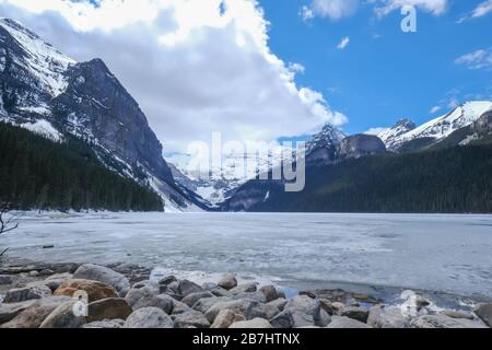 Mount fairview, teilweise gefrorener See, Lake Louise Banff National Park, Alberta Canada Stockfoto