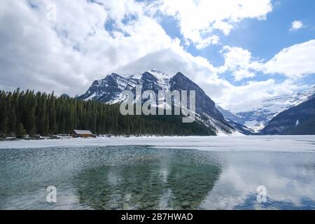 Mount fairview, teilweise gefrorener See, Lake Louise Banff National Park, Alberta Canada Stockfoto