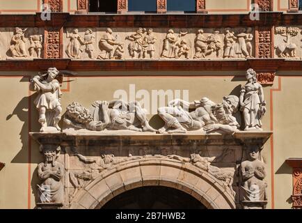 Hoch- und Flachreliefe über dem Eingang zum Schloss Fürstenhof in Wismar, Mecklenburg-Vorpommern, Deutschland Stockfoto