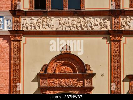 Flachreliefe auf Schloss Fürstenhof in Wismar, Mecklenburg-Vorpommern, Deutschland Stockfoto