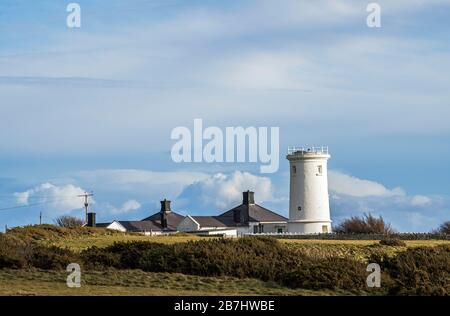 Der alte und nicht genutzte Leuchtturm am Nash Point an der Glamorgan Heritage Coast, Südwales. Dieser Leuchtturm wird seit einigen Jahren nicht mehr genutzt. Stockfoto