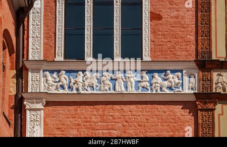 Flachreliefe auf Schloss Fürstenhof in Wismar, Mecklenburg-Vorpommern, Deutschland Stockfoto