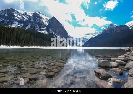 Mount fairview, teilweise gefrorener See, Lake Louise Banff National Park, Alberta Canada Stockfoto