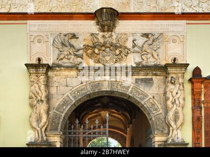 Tief- und Hochreliefe über den Eingang zum Schloss Fürstenhof in Wismar in Mecklenburg-Vorpommern, Deutschland Stockfoto