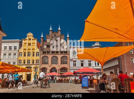 Bürgersteigcafés und Häuser am Alter Markt in Stralsund in Mecklenburg-Vorpommern, Deutschland Stockfoto