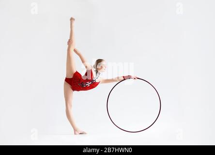 Graceful Woman turnt mit Hoop auf weißem Hintergrund, leerer Raum Stockfoto