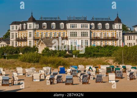 Hotel Ahlbecker Hof und Korbliegen am Strand vom Seebrücke Pier in Ahlbeck auf der Insel Usedom in Mecklenburg-Vorpommern, Deutschland Stockfoto