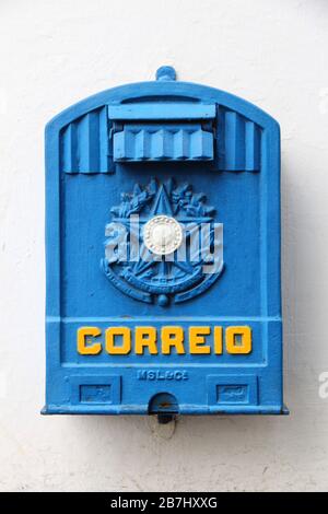 PARATY, BRASILIEN - 14. OKTOBER 2014: Vintage Correios Brazilian Post Service Blue Post box in Paraty, Bundesstaat Rio de Janeiro. Stockfoto