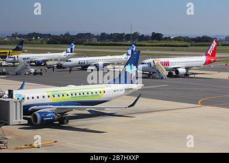 CURITIBA, BRASILIEN - 9. OKTOBER 2014: TAM Airlines Airbus A320 und Azul Airlines Embraer E190 am Flughafen Curitiba, Brasilien. Die Fluggesellschaften sind dir Stockfoto