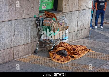 Obdachlose; Armut; Einkaufswagen; Besitztümer, Schlafen; Straßenecke; Decke; Südamerika; Buenos Aires; Argentinien; Sommer Stockfoto