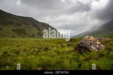 Glen Torridon, The Highlands, Schottland. Ein Blick auf die Torridon Mountains im Nordwesten der schottischen Highlands an einem typisch überwölhten Tag. Stockfoto