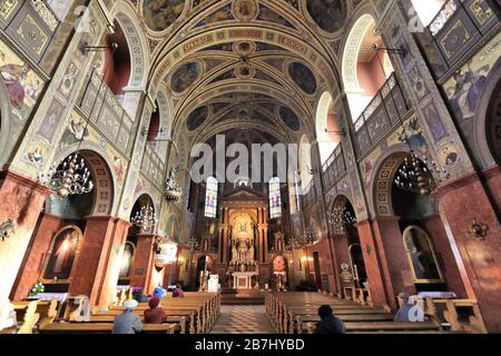 PIEKARY SLASKIE, POLEN - 9. MÄRZ 2015: Die Menschen besuchen die neoromanische Basilika St. Maria und St. Bartholomäus in Piekary Slaskie, Polen. Stockfoto