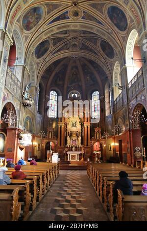 PIEKARY SLASKIE, POLEN - 9. MÄRZ 2015: Die Menschen besuchen die neoromanische Basilika St. Maria und St. Bartholomäus in Piekary Slaskie, Polen. Stockfoto