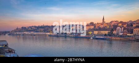 Flussboote der Belgrader Donau und Panoramaaussicht auf das Stadtbild, Hauptstadt Serbiens Stockfoto