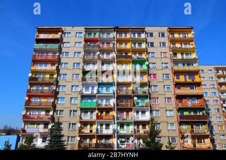 PIEKARY ŚLĄSKIE, Polen - 9. MÄRZ 2015: der Wohnarchitektur in Piekary Slaskie, Polen. Piekary Slaskie ist eine wichtige Stadt in Poznan zu reg Stockfoto