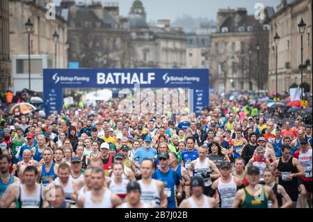 Bath, North Somerset, Großbritannien. März 2020. Trotz der drohenden Kontamination mit Coronavirus nehmen Tausende von Läufern am Bath-Halbmarathon Teil Stockfoto