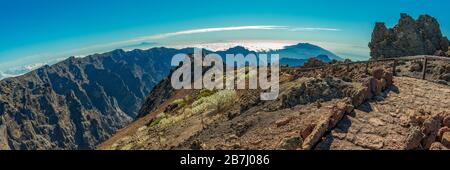Fischaugenpanorama des Nationalparks Caldera de Taburiente, Vulkankrater vom Gipfel des Aussichtspunkts Roque de los Muchachos aus gesehen. Teneras an Stockfoto