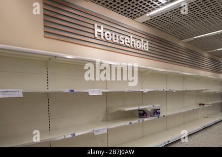 Milngavie, East Dunbartonshire, Schottland, Großbritannien. März 2020. Leere Regale in Tesco, Milngavie, Scotland Credit: Kay Roxby/Alamy Live News Stockfoto