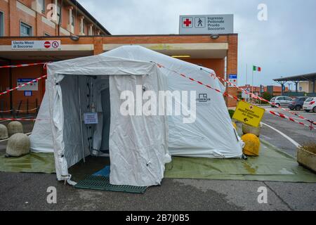 Triage außerhalb des Krankenhauses aufgrund einer Coronavirus-Epidemie. Provisorisches Zelt außerhalb der Notaufnahme, um die Körpertemperatur zu messen, um Pandemie zu bekämpfen Stockfoto