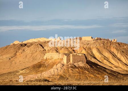Die Ruinen der antiken Festung Khorezm Ayaz-Kala, die sich auf einem Hügel mit Blick auf die Wüste Kyzylkum, Karakalpakstan, Usbekistan, befinden Stockfoto